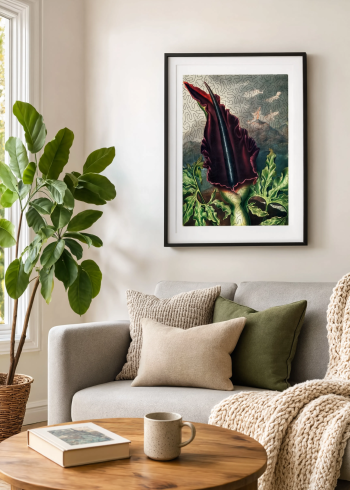 Puzzle en bois d'un arum dragon encadré et accroché au mur d'un salon lumineux au-dessus d'un canapé gris.