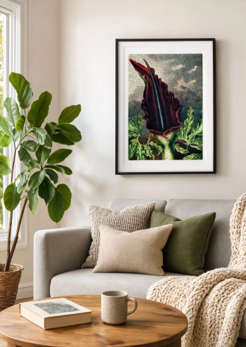Puzzle en bois d'un arum dragon encadré et accroché au mur d'un salon lumineux au-dessus d'un canapé gris.