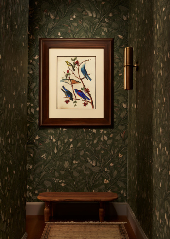 Mise en situation d'un puzzle en bois des merles bleus et passereaux d'Audubon encadré et suspendu dans un couloir élégant aux murs tapissés de vert.