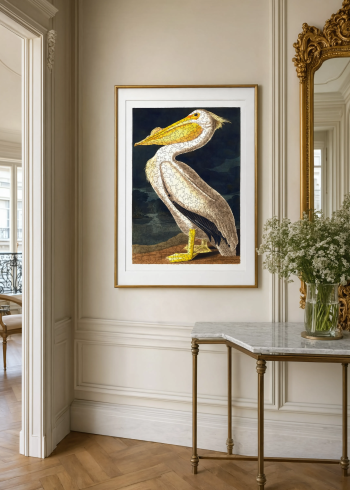 Mise en situation élégante d'un puzzle en bois du pélican d'Audubon encadré et accroché dans une entrée de style haussmannien.