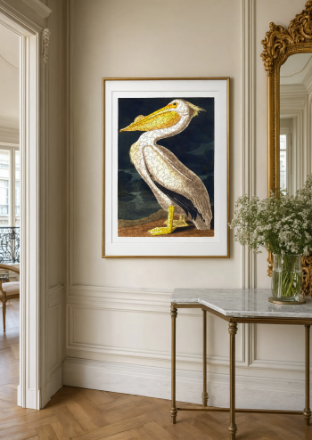 Mise en situation élégante d'un puzzle en bois du pélican d'Audubon encadré et accroché dans une entrée de style haussmannien.