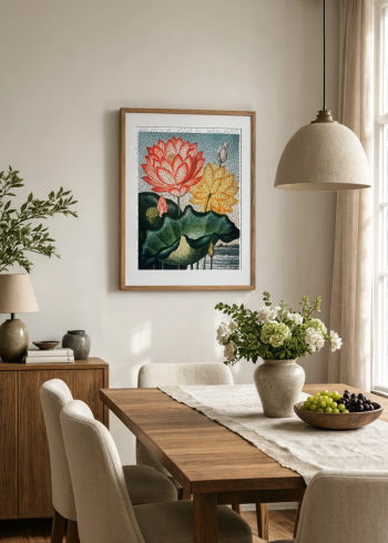 Puzzle en bois des fleurs de lotus sacré encadré et suspendu au mur d'une salle à manger lumineuse au-dessus d'une table en bois.